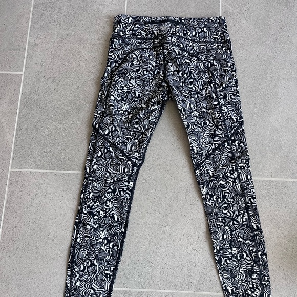 Lululemon Wanderlust leggings, size 8 - Picture 2 of 5